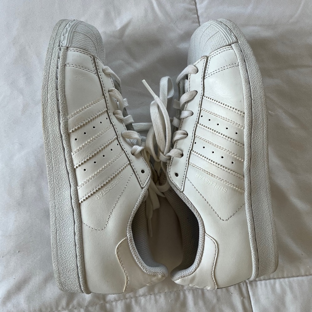 Adidas White stripes skater. once worn /// size 9. 5 women / 7. 5 men